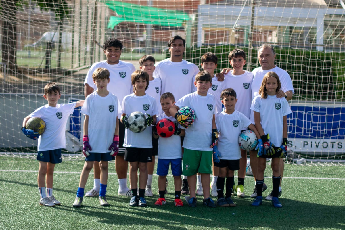 Sessió grupal de calentament amb porters de categoria infantil i cadet